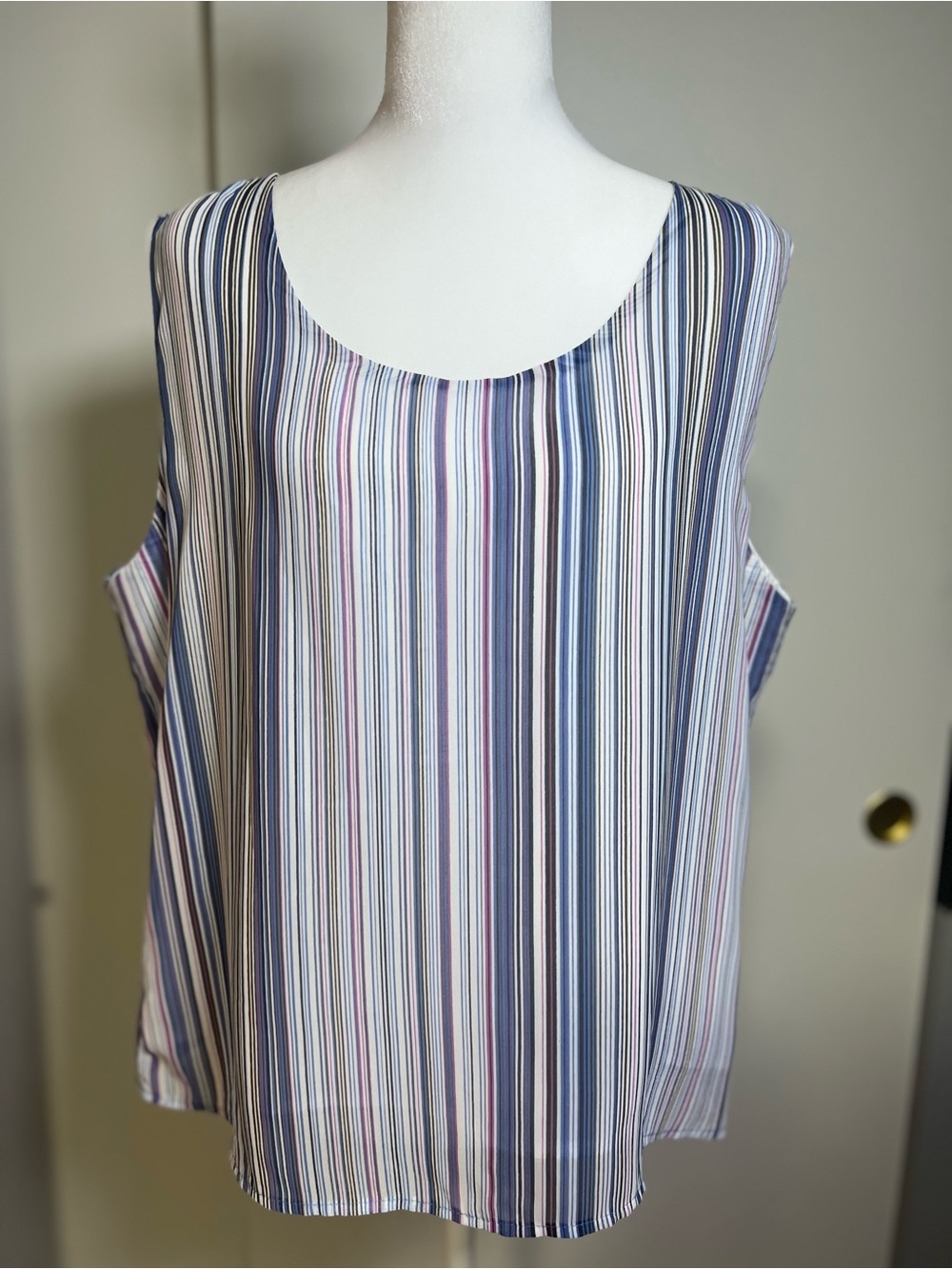 Sleeveless Striped Scoop Neck Camisole in Blue and White - Unbranded